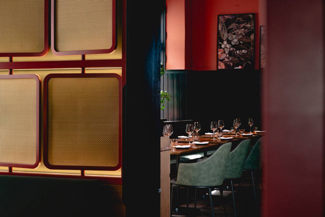 © Eat Butter First Dunkles, ausgeklügeltes Interieur