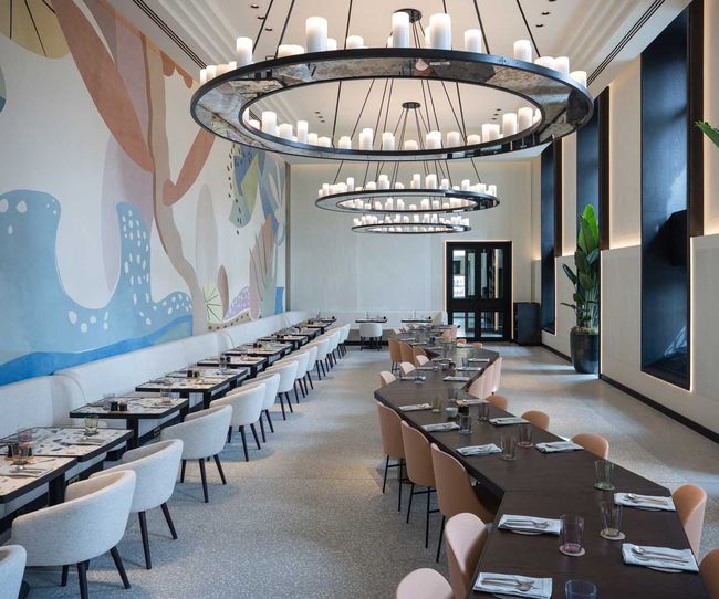 © Almanac Palais Vienna Viel Licht, Pflanzen und ein raffiniertes Wandgemälde