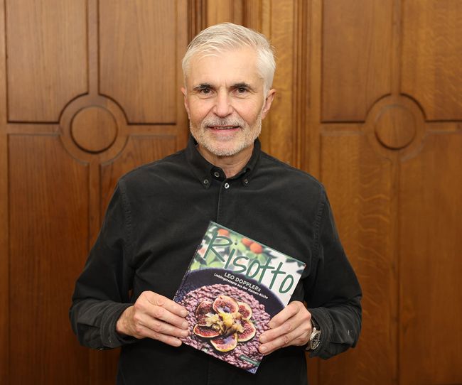 © Katharina Schiffl Leo Doppler mit seinem neuen Kochbuch