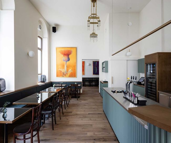 © StokeSix Agency Lichtdurchflutet und mit schlicht gehaltenem Interieur