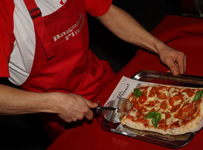 © Ragazzi, Pinsa Die ideale Pinsa ist außen knusprig und innen weich