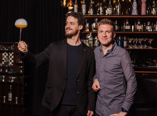 © Phil Lihotzky Bar-Chef und Sommelier Thomas Kracher mit Andreas Senn