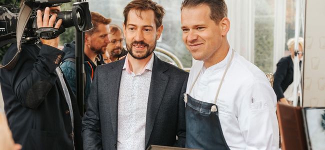 © Philipp Lipiarski Richard Kappeller und Max Natmessnig bei der Überreichung auf der Genussmesse 2022