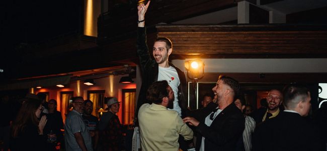 © Timo Voss Die Bar-Community feiert Dominik Oswald