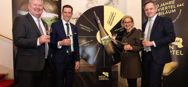 © Regionales Weinkomitee Weinviertel / Katharina Schiffl Österreich Weinmarketing-Chef Chris York, RWK Vorsitzender Hans Setzer, Landeshauptfrau Mikl-Leitner, Weinbaupräsident Johannes Schmuckenschlager