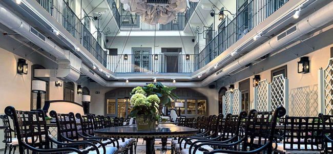 © The Leo Grand Der winterfeste Innenhof