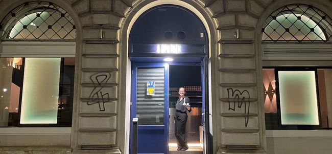 © Degen Laura Peez am Eingang zum Outer Space