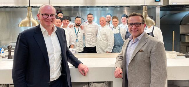 © Degen Flughafen-Vorstandsdirektor Julian Jäger und Chief Operating Officer Klaus Puck mit der Brigade