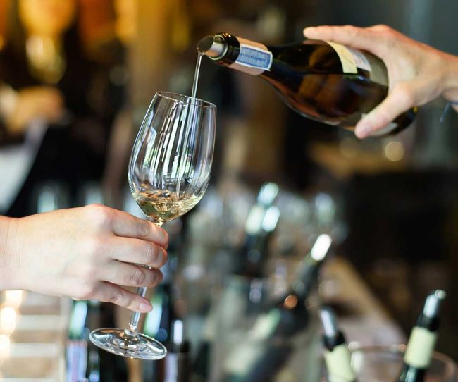 © Shutterstock Bei der Messe wird biodynamischer Wein ausgeschenkt