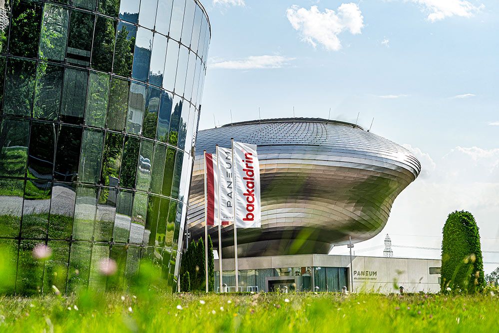 Der Firmensitz von backaldrin mit dem beliebten Ausflugsziel Paneum