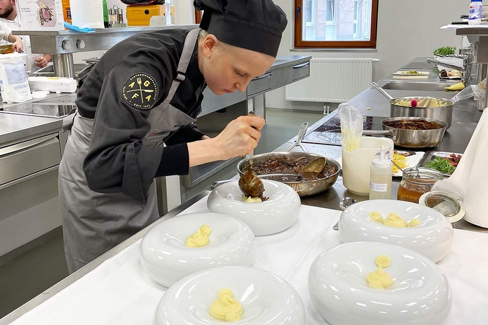 Svenja Sousedik beim Anrichten