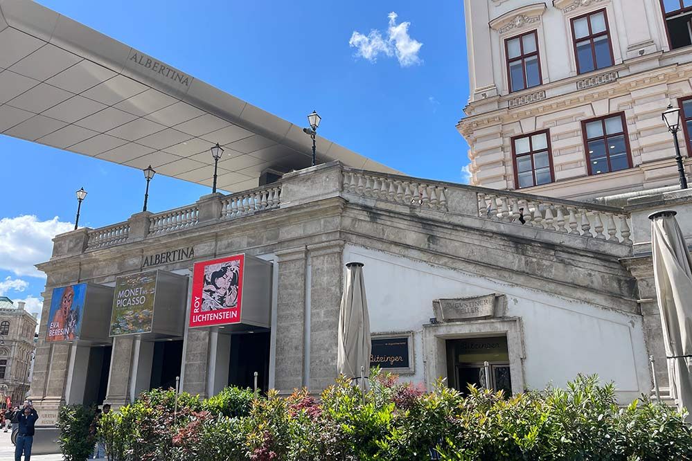 Eingang im Schatten des mächtigen Soravia Wings